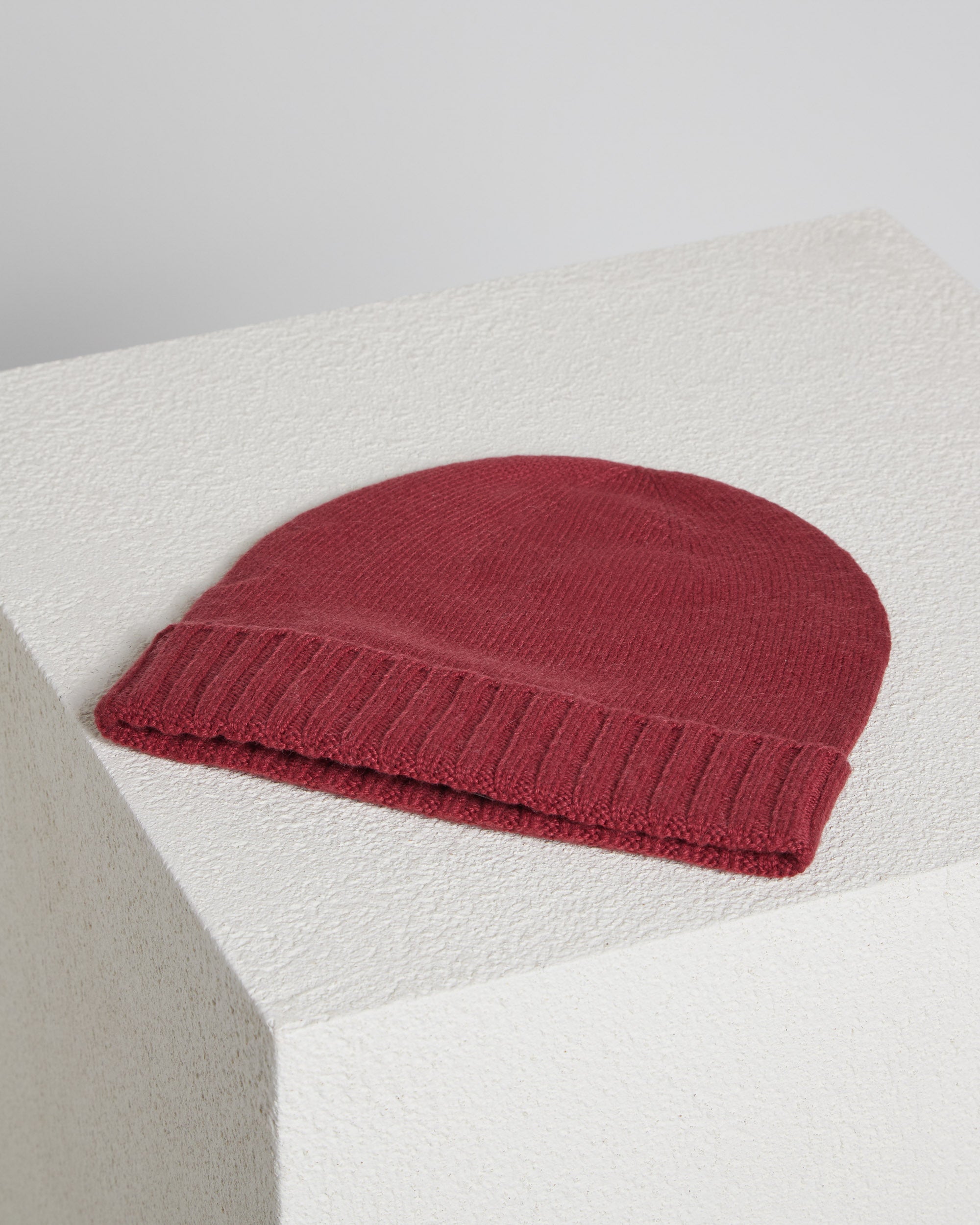 burgundy knitted cap in Kid Cashmere