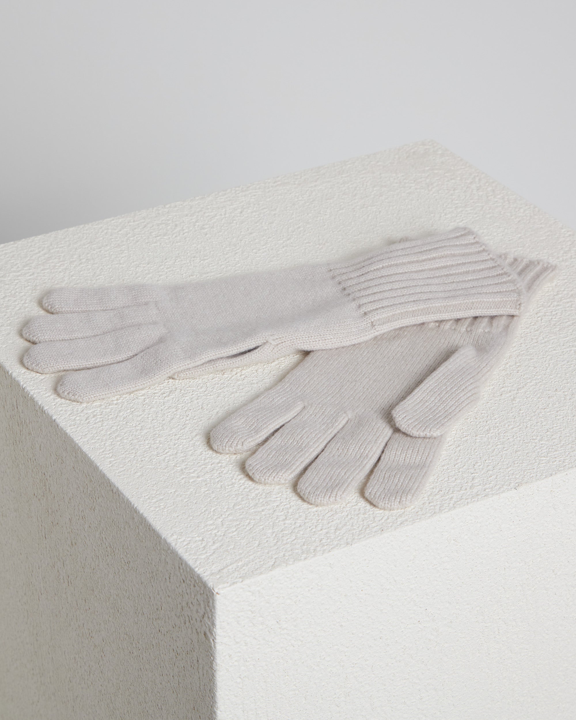 White Cashmere knitted gloves