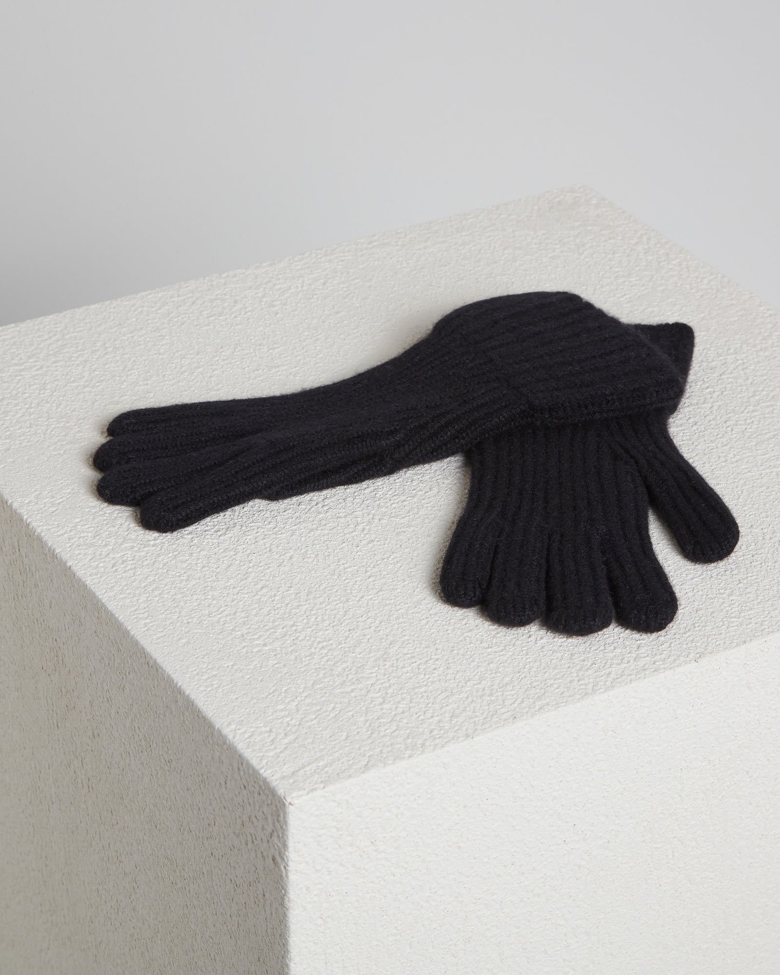 Black Kid Cashmere knitted gloves