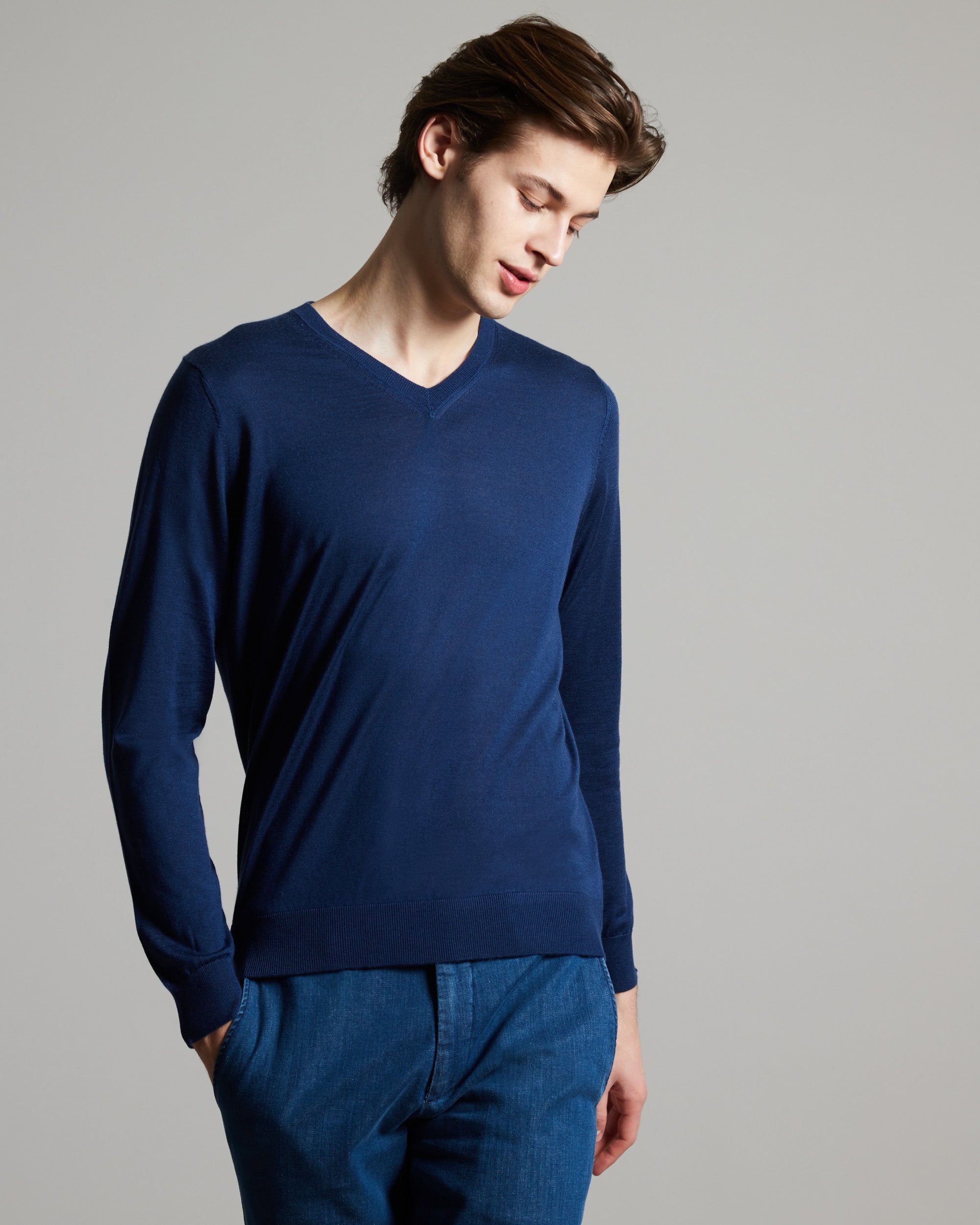 Blue cashmere and silk men's V-neck sweater