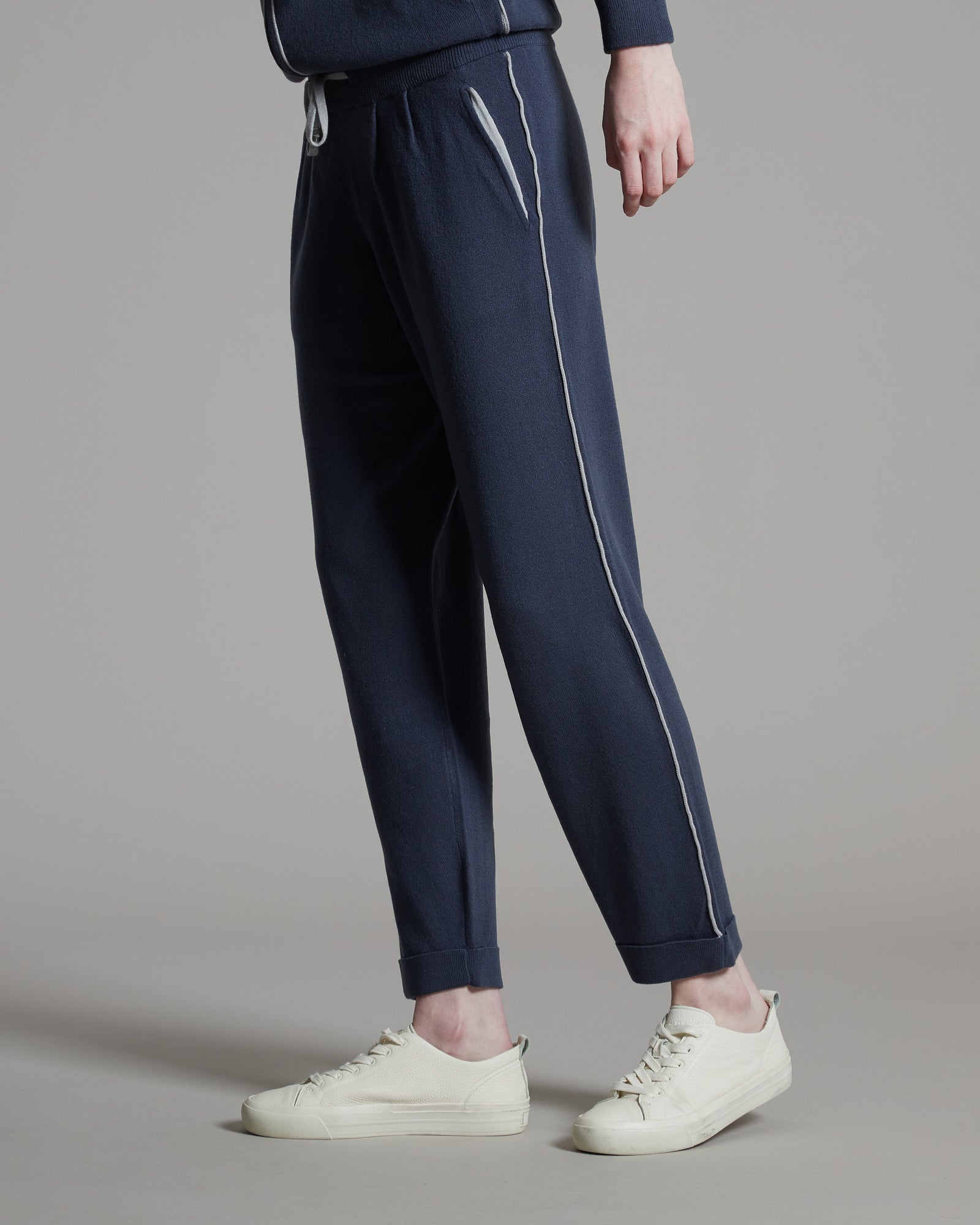 Light blue Kid Cashmere jogging pants with cashmere and silk profiles