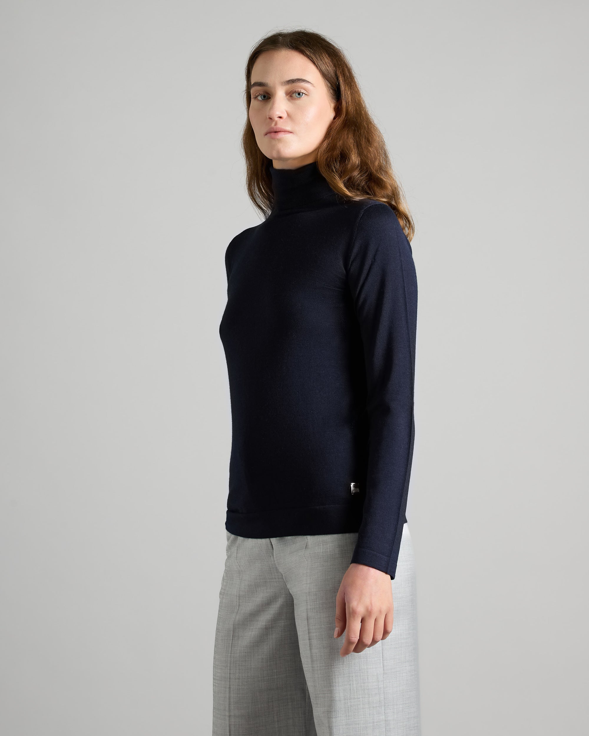 Maglia collo alto blu in cashmere e seta