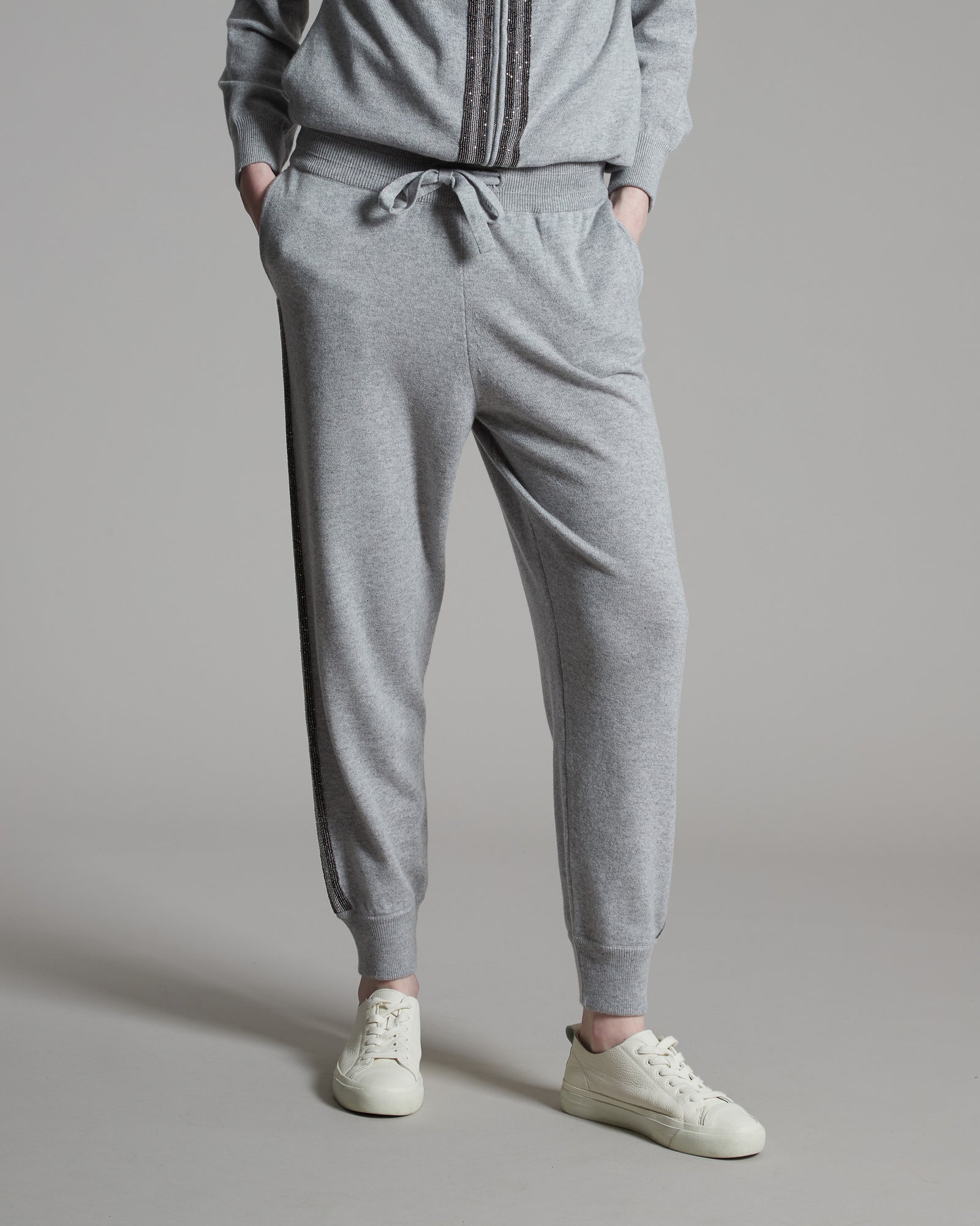 Pantalone jogging grigio in Kid Cashmere con fasce di punti luce