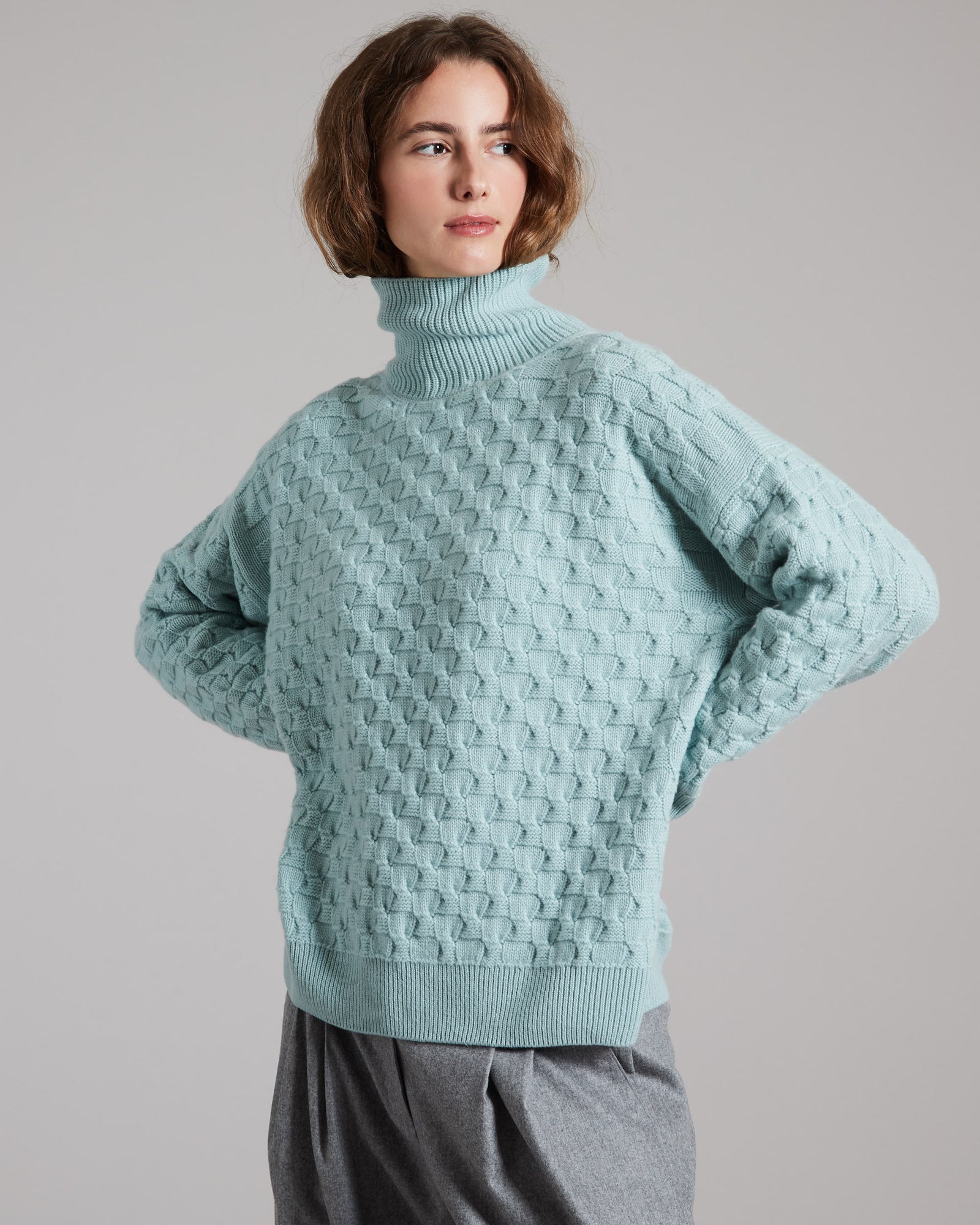 Maglia collo alto in Kid Cashmere intreccio tridimensionale verde acqua