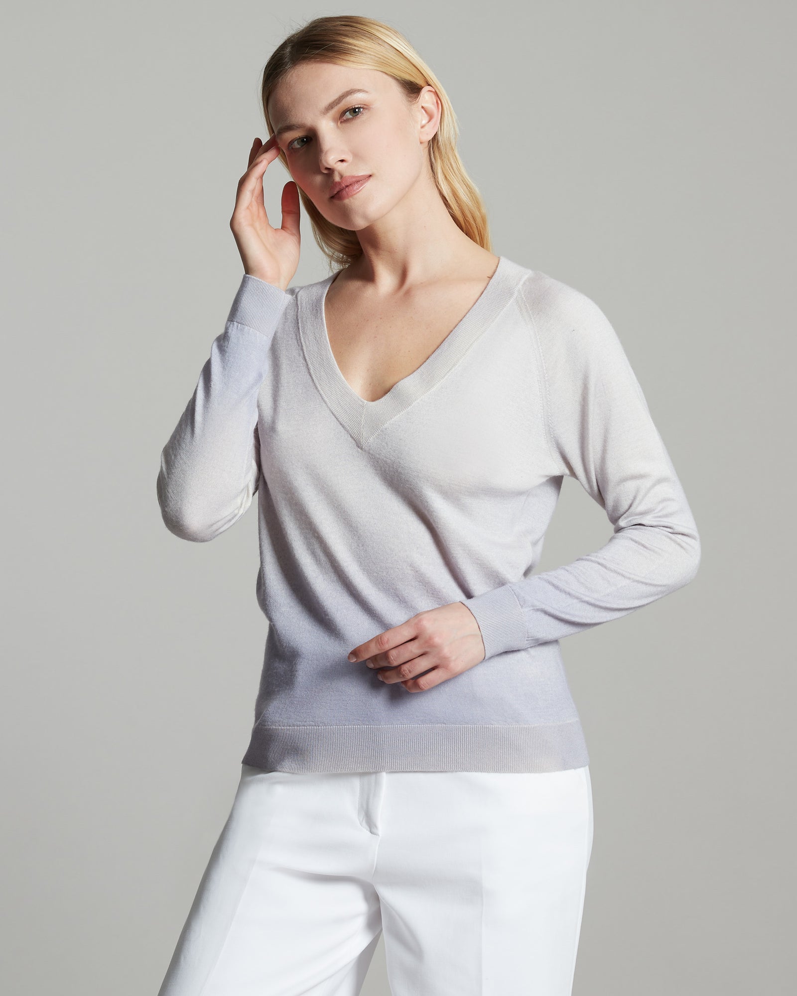 Cashmere and silk hand-sprayed V neck sweater in purple