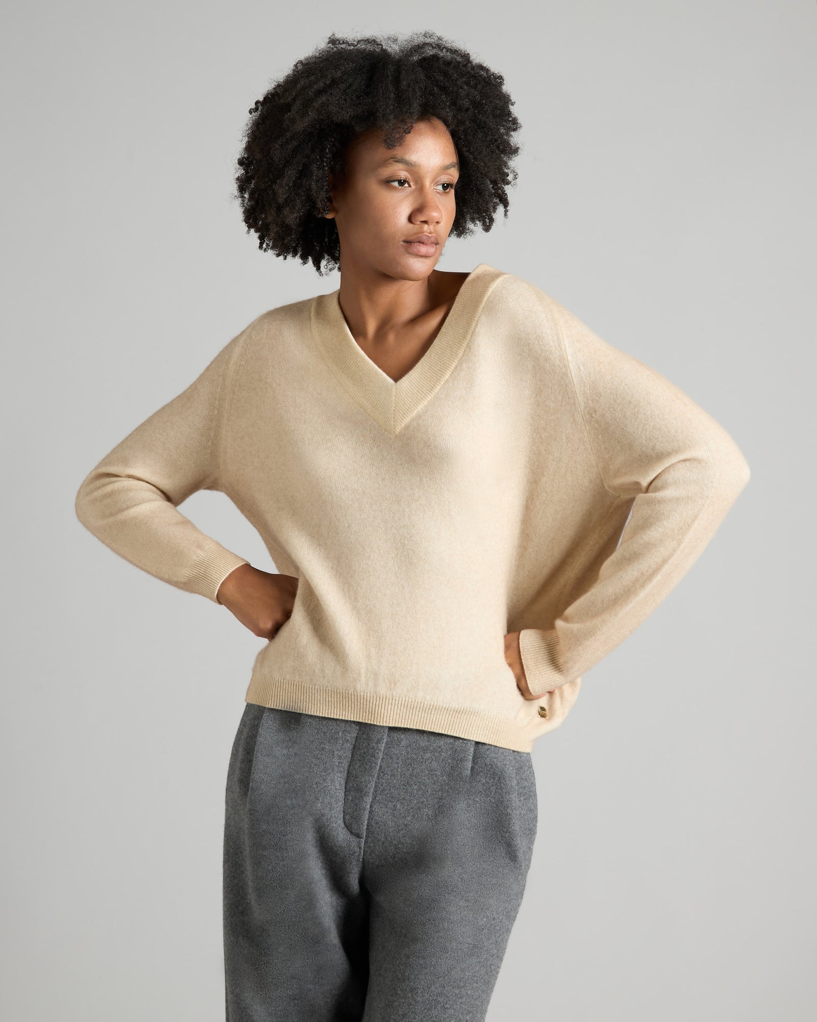 Scollo V in kid cashmere beige spruzzato a mano