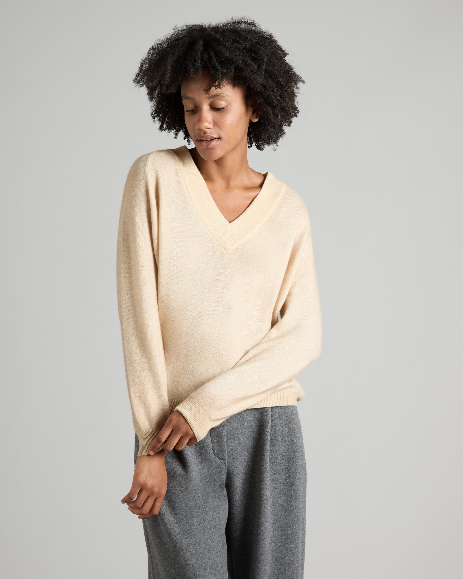 V-Ausschnitt aus Kid Cashmere beige von Hand gesprüht