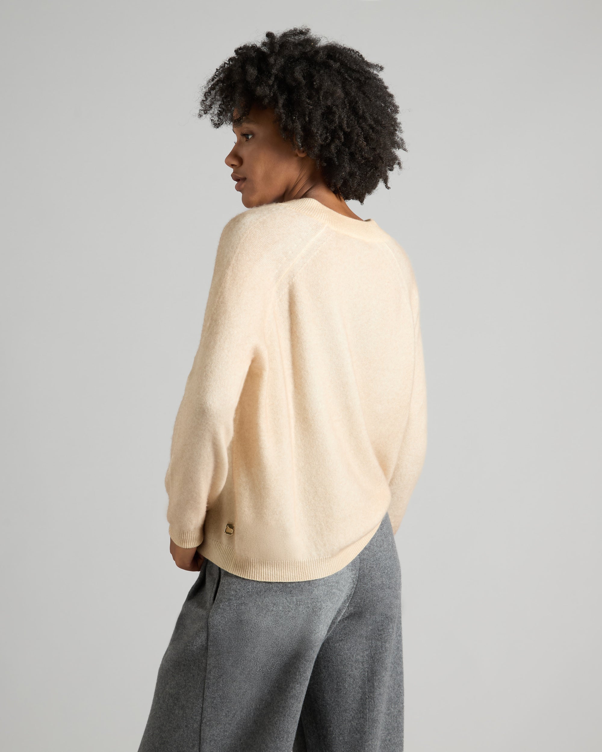 V-Ausschnitt aus Kid Cashmere beige von Hand gesprüht