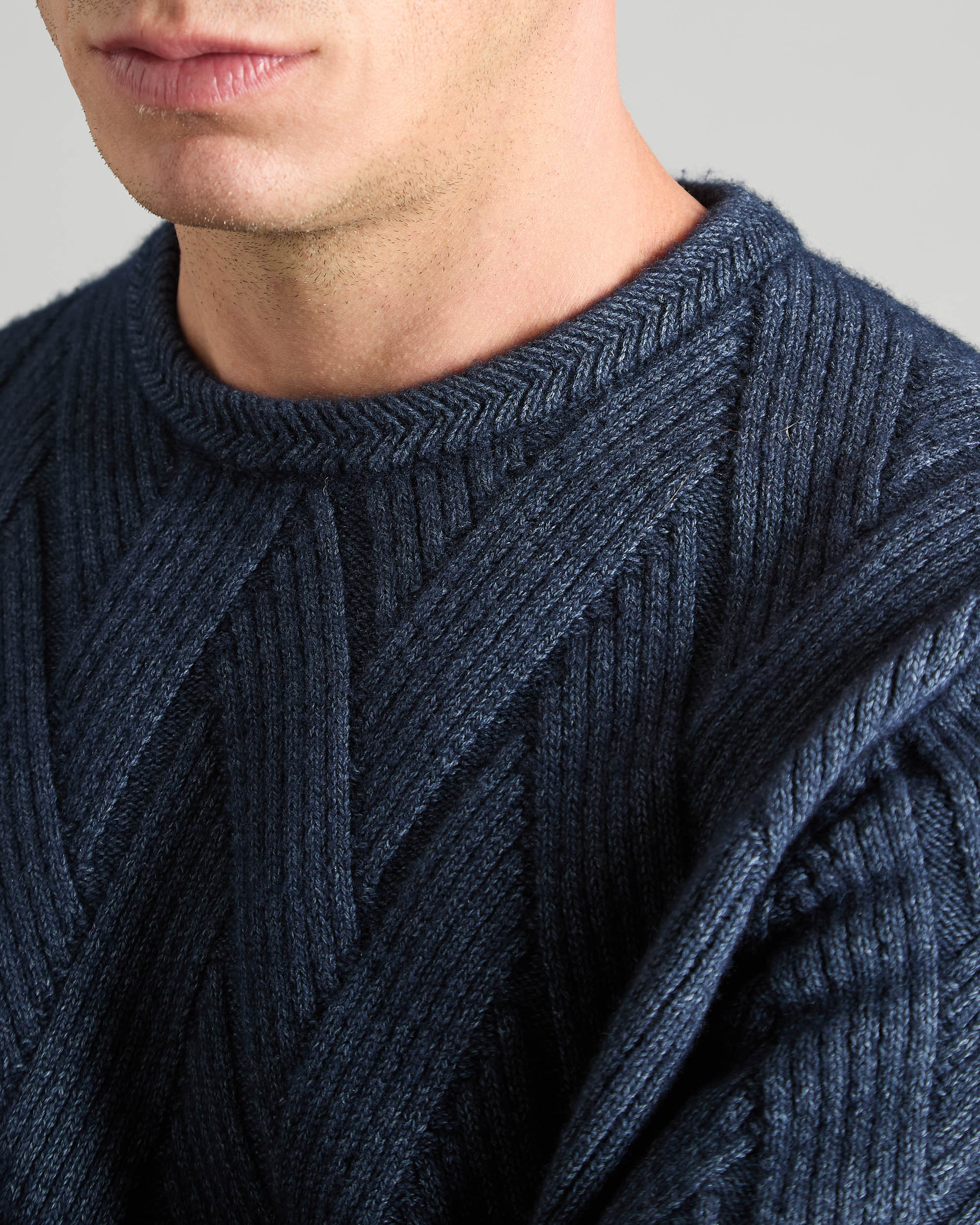 Pullover mit Rundhalsausschnitt aus blauem Kid Cashmere