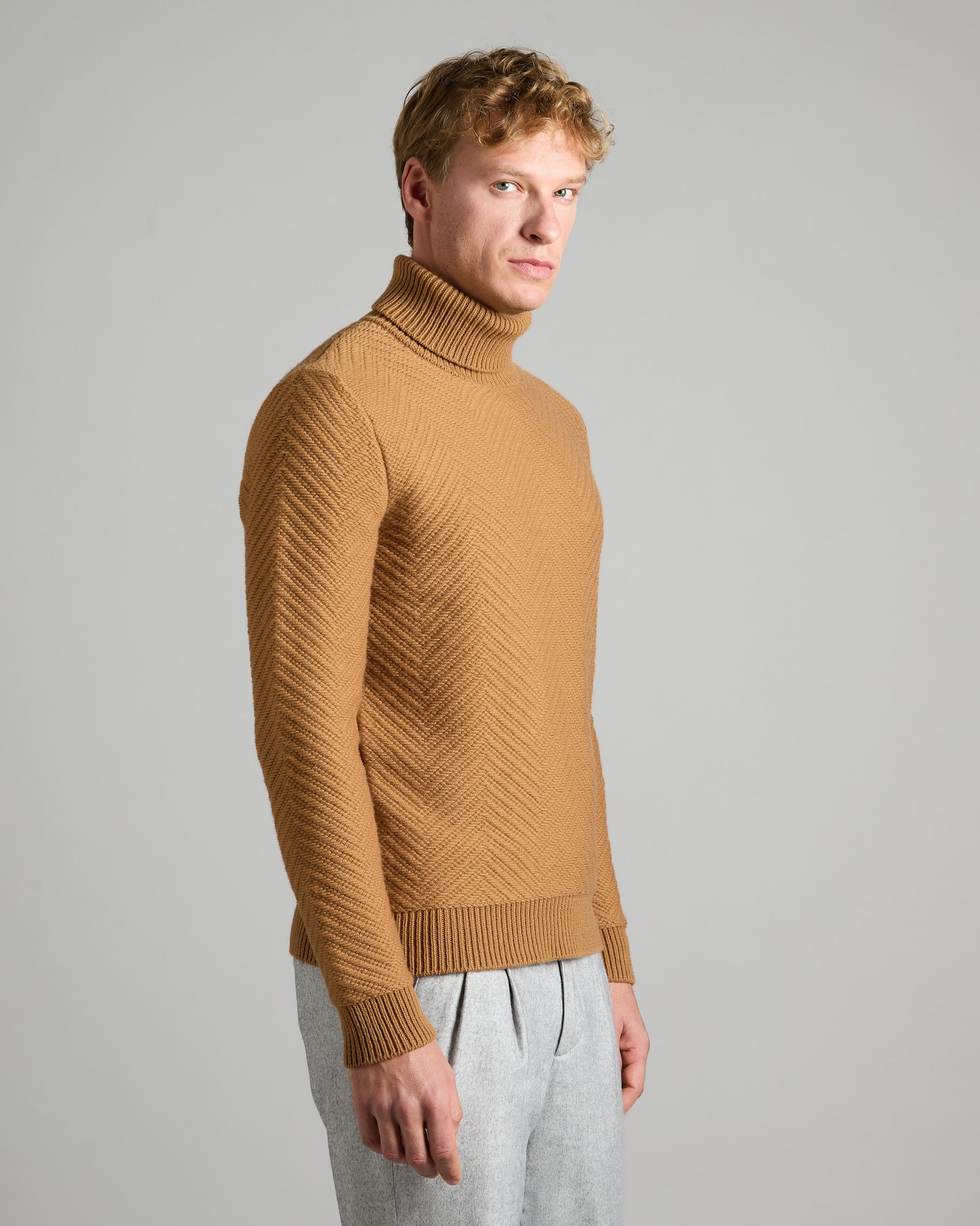 Brauner Rollkragenpullover aus kaschmir