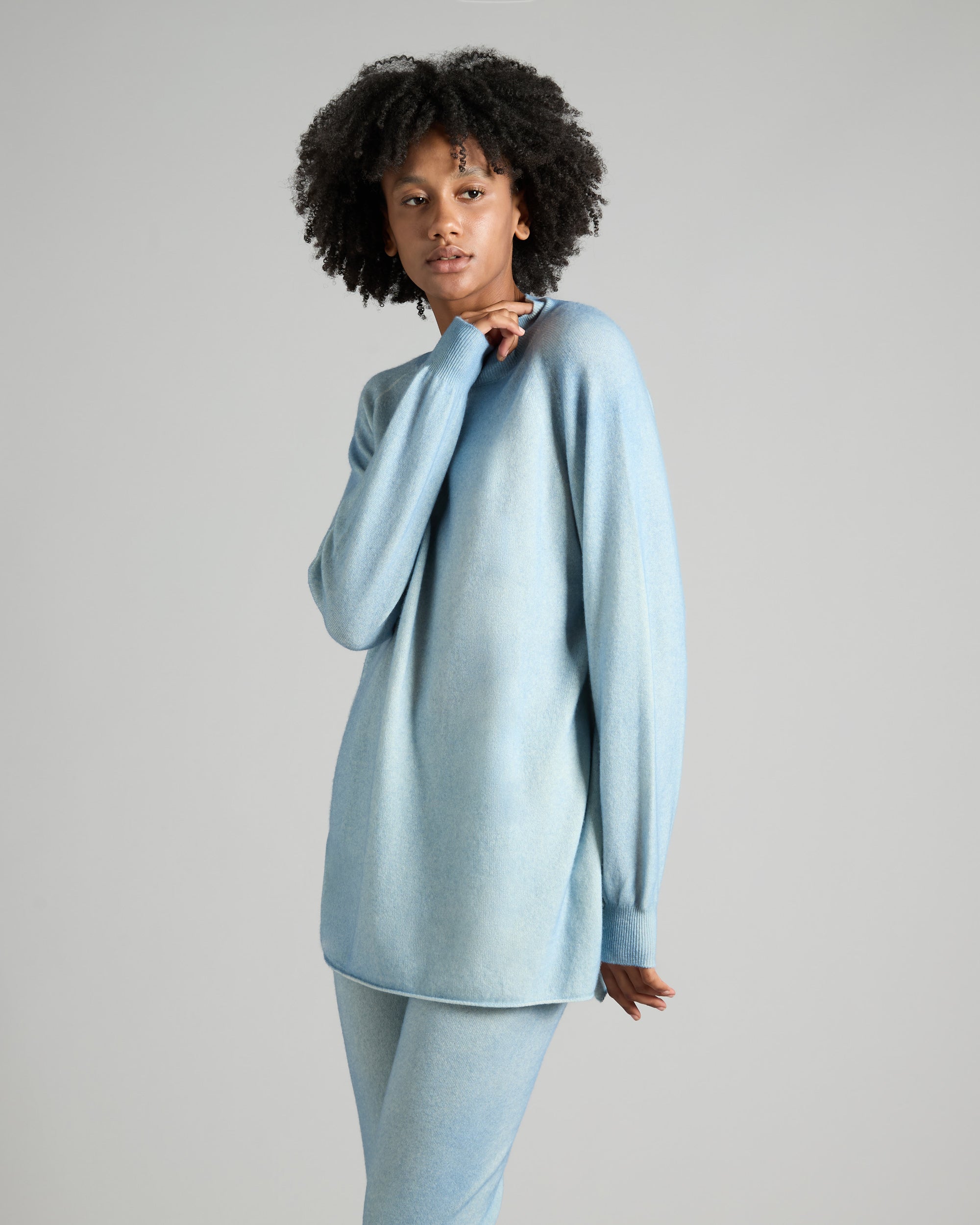 Lupetto in kid cashmere azzurro spruzzato a mano