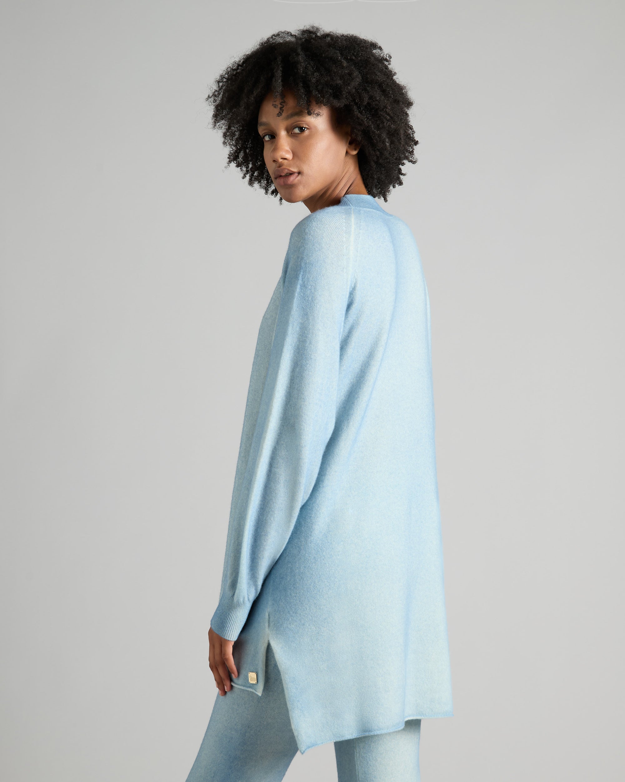 Lupetto in kid cashmere azzurro spruzzato a mano