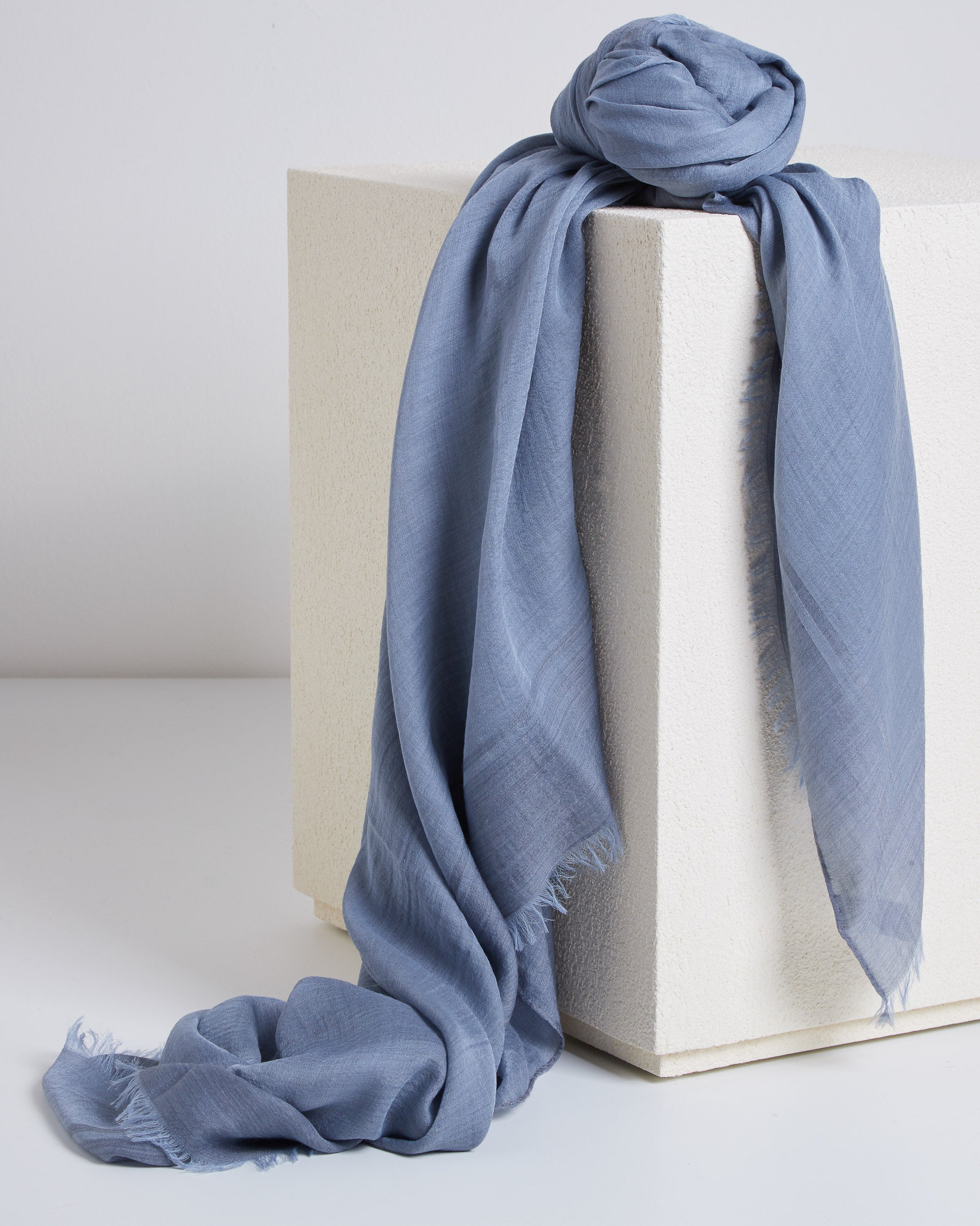 Wrapping stole with Colombo logo