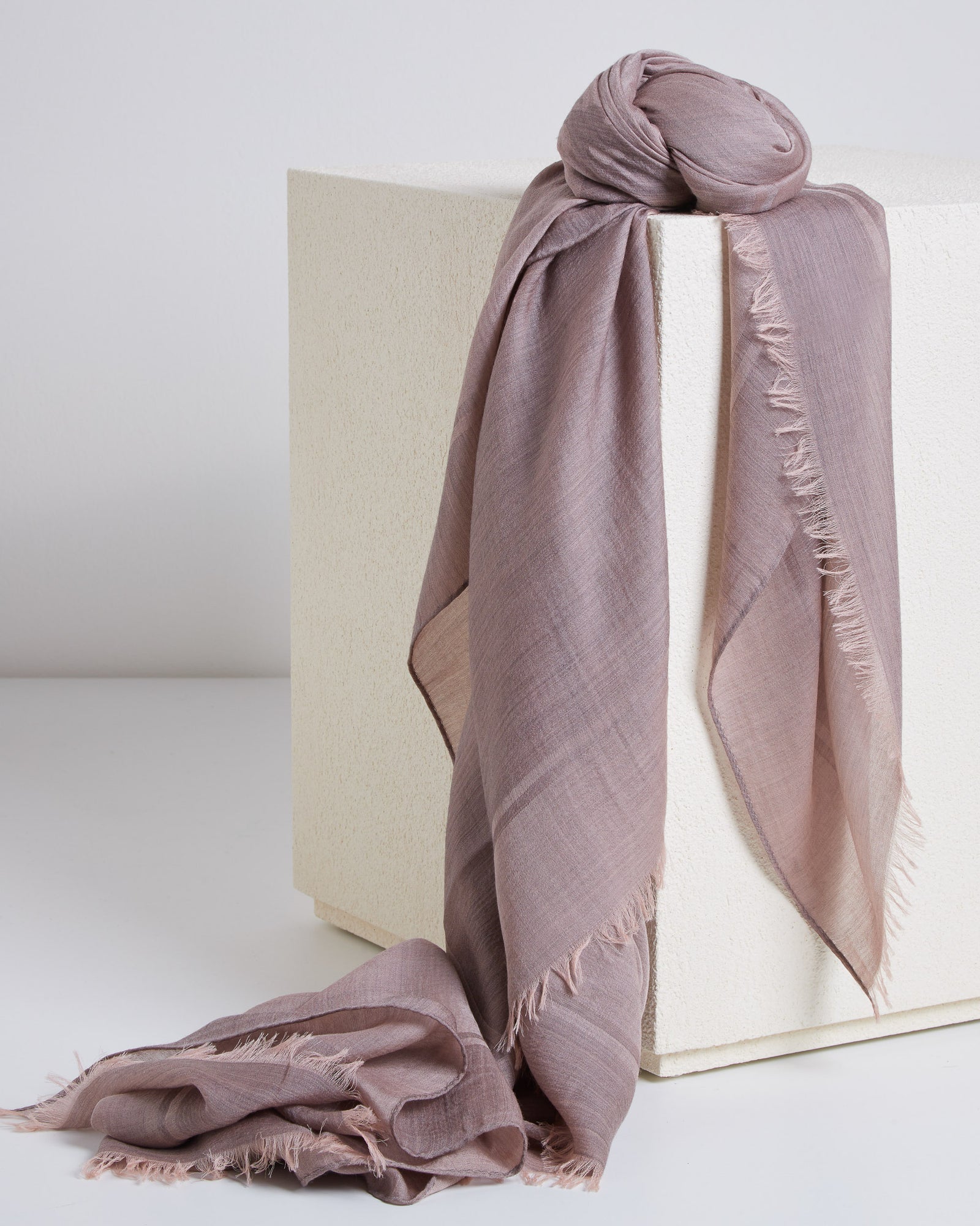 Wrapping stole with Colombo logo