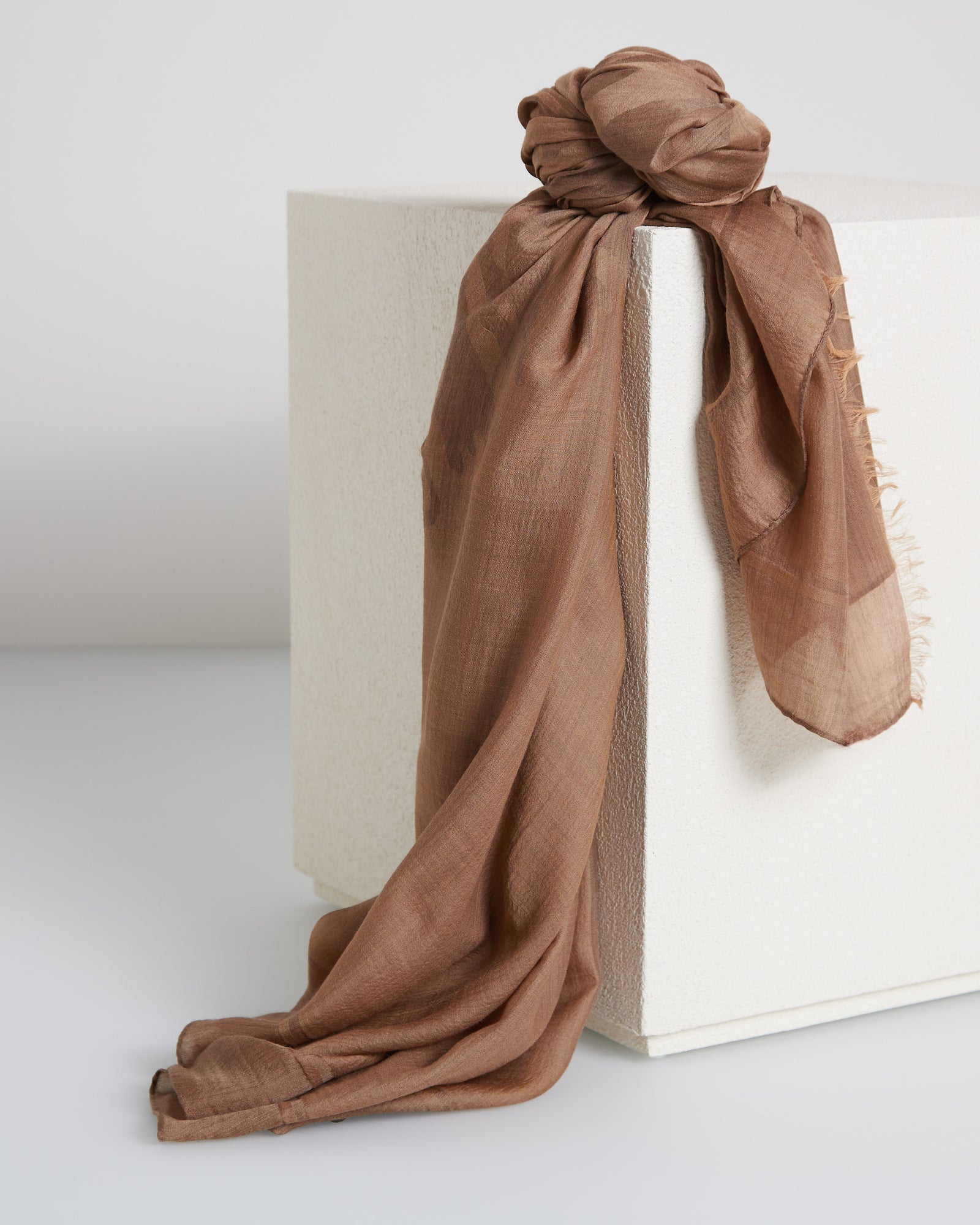 Wrapping stole with Colombo logo